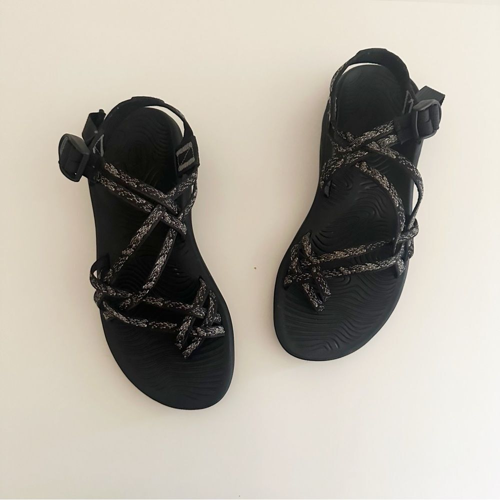 Chaco Black Double Strap Toe loop luvseat ZVolv X2 Sandals